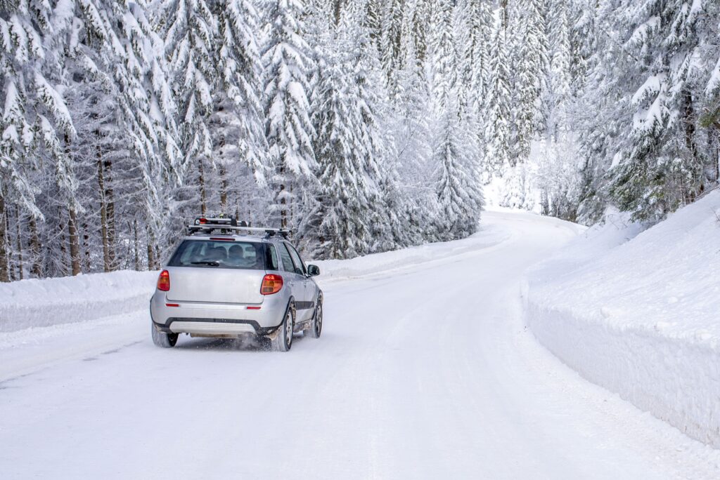 Voiture sur route enneigée